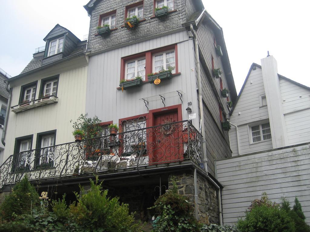 Gaestehaus Luise Bed & Breakfast Monschau Exterior photo